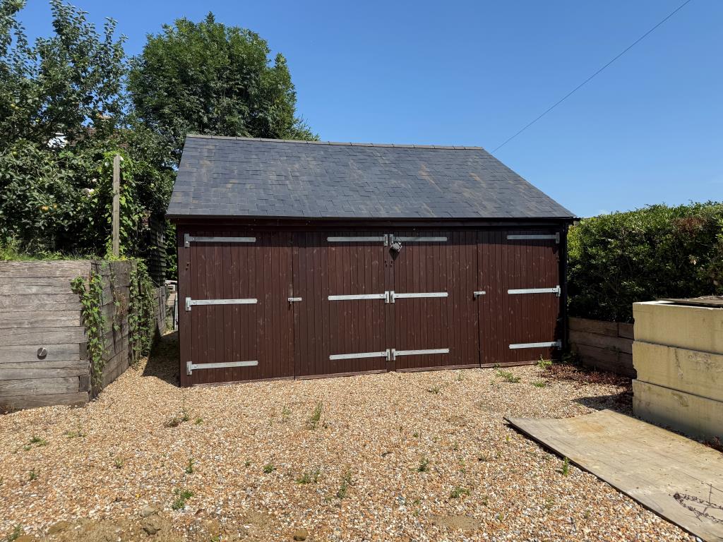 Lot: 119 - DETACHED HOUSE AFFECTED BY LANDSLIP - Detached garage